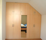 Schlafzimmer-Einbauschrank aus Dekorspanplatte, Buche Bild 1