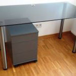 Schreibtisch mit Rollcontainer Bild 1