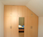 Schlafzimmer-Einbauschrank aus Dekorspanplatte, Buche Bild 2