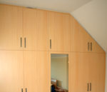 Schlafzimmer-Einbauschrank aus Dekorspanplatte, Buche Bild 3