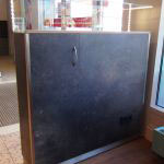 Vitrine aus beschichteter Spanplatte mit Glashaube und LED-Anlage Bild 2