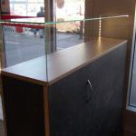 Vitrine aus beschichteter Spanplatte mit Glashaube und LED-Anlage Bild 3