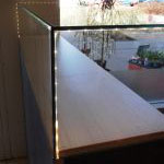 Vitrine aus beschichteter Spanplatte mit Glashaube und LED-Anlage Bild 4