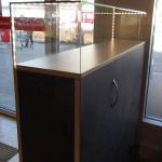 Vitrine aus beschichteter Spanplatte mit Glashaube und LED-Anlage Bild 5